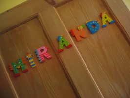 N�vt�bla a cseng� alatt